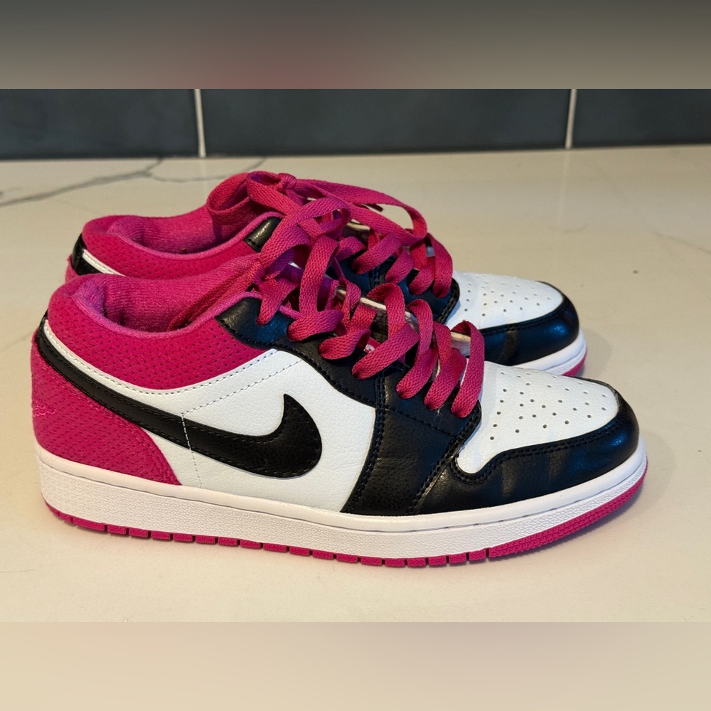 Nike Women’s Pink and Black Dunks Sneakers Size 7